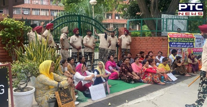 Mohali: Contractual teachers block gates of Punjab education department building Mohali: Contractual teachers block gates of Punjab education department building