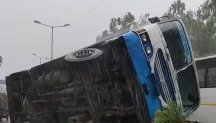 PHOTO: हरियाणा रोडवेज की बस पलटी, 8 लोग घायल