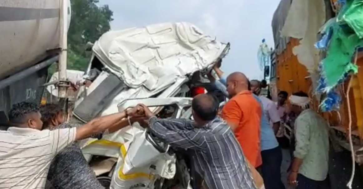 PHOTO: जीटी रोड पर भयंकर हादसा, चालक की टूट गई टांगे
