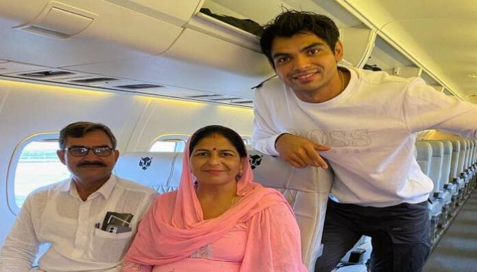 Neeraj Chopra parents on their first flight (1)