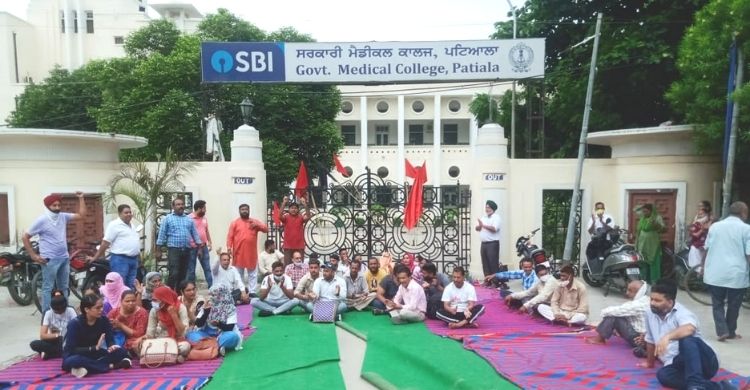 Patiala: 3 months on, Class 4 staff of Rajindra college protest non-release of salaries