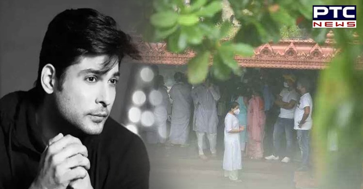 Sidharth Shukla cremated, hundreds attend actor's last rites