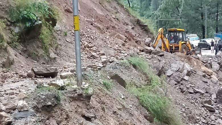 Himachal Pradesh: Landslide blocks NH 305 in Kullu