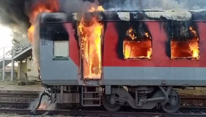 चलती ट्रेन की बोगियों में लगी आग, जान बचाने के लिए खिड़कियों से कूदे लोग