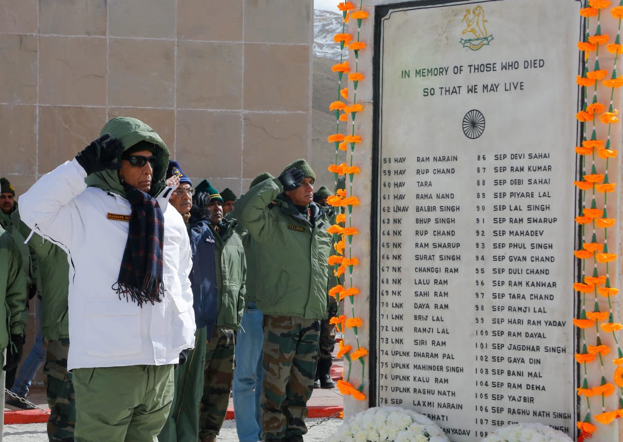 रेजांग ला के वीरों के सम्मान में नए युद्ध स्मारक का उद्घाटन, रक्षा मंत्री ने इस वीर सपूत को ऐसे किया सम्मानित