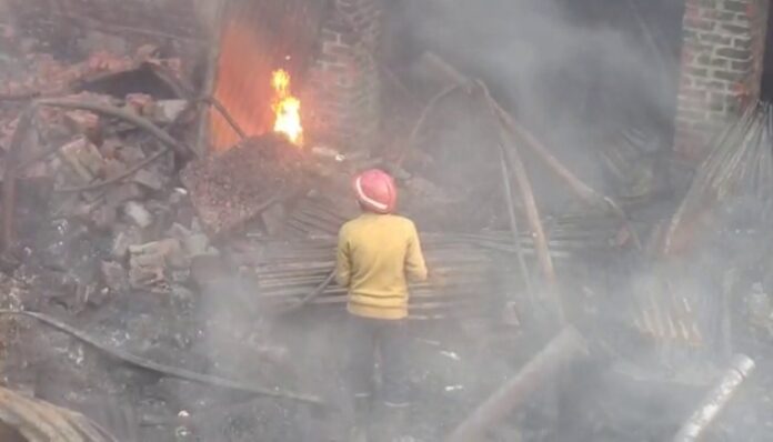 Fire in junk warehouse Yamunanagar city centre यमुनानगर में आग कबाड़ के गोदाम में आग यमुनानगर सिटी सेंटर