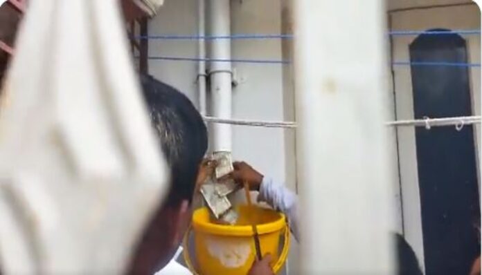 karnatka Money and gold Karnataka video viral ACB एसीबी पीवीसी पाइप वायरल JE Shantagouda Biradar जेई शांतागौड़ा बिरादर जूनियर इंजीनियर