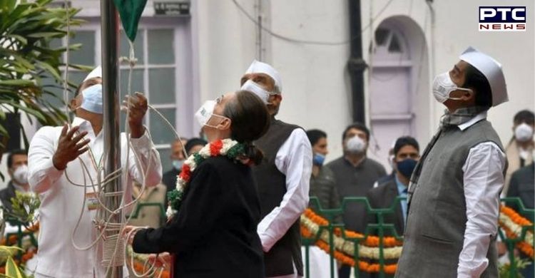 Congress party flag falls down as Sonia Gandhi attempts to unfurl it