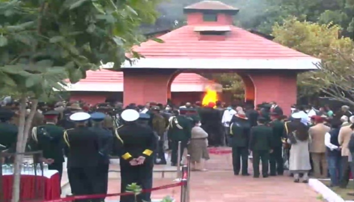 पंचतत्व में विलिन हुए CDS बिपिन रावत, 17 तोपों की दी गई सलामी