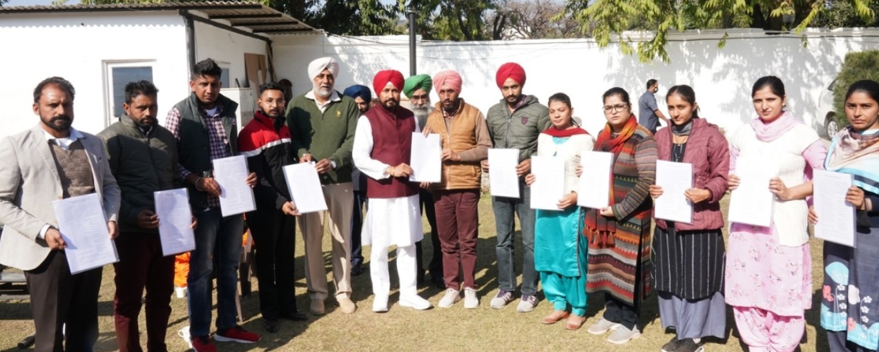ਮੁੱਖ ਮੰਤਰੀ ਨੇ ਸੰਘਰਸ਼ ਦੌਰਾਨ ਜਾਨਾਂ ਗੁਆਉਣ ਵਾਲੇ ਕਿਸਾਨਾਂ ਦੇ 11 ਪਰਿਵਾਰਕ ਮੈਂਬਰਾਂ ਨੂੰ ਸੌਂਪੇ ਨਿਯੁਕਤੀ ਪੱਤਰ