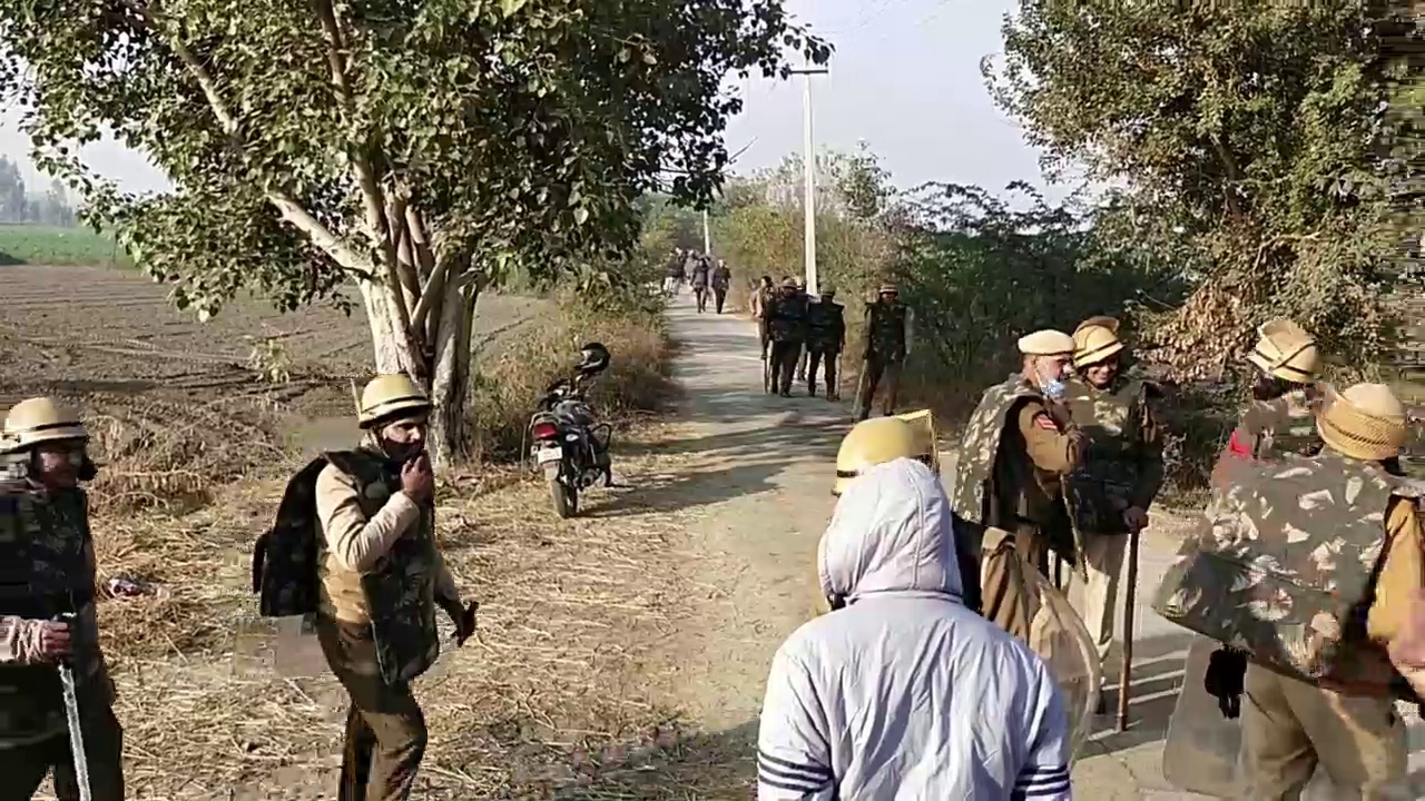 खातीवास में ग्रामीण 152D कॉरिडोर के निर्माण के विरोध में उतरे, 4 जिलों की पुलिस ने गांव को घेरा