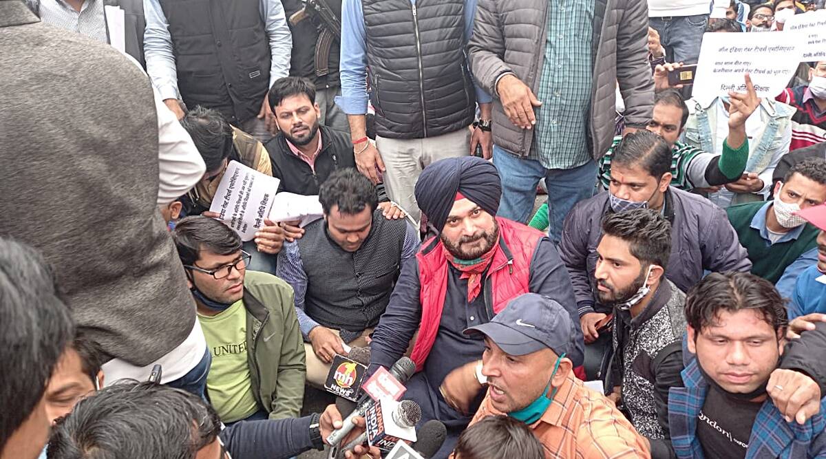 ਕੇਜਰੀਵਾਲ ਦੇ ਘਰ ਬਾਹਰ ਗੈਸਟ ਟੀਚਰਾਂ ਵੱਲੋਂ ਦਿੱਤੇ ਧਰਨੇ 'ਚ ਸ਼ਾਮਲ ਹੋਏ ਨਵਜੋਤ ਸਿੰਘ ਸਿੱਧੂ