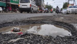 Ministry of Road Transport and Highways, road highwats, potholes, सड़क पर पड़े गड्ढे, सड़क हादसे
