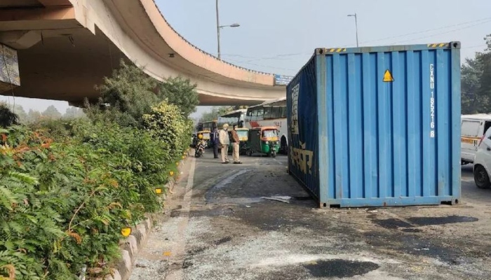 दिल्ली: चलते ऑटो पर गिर गया कंटेनर, चार लोगों की मौत
