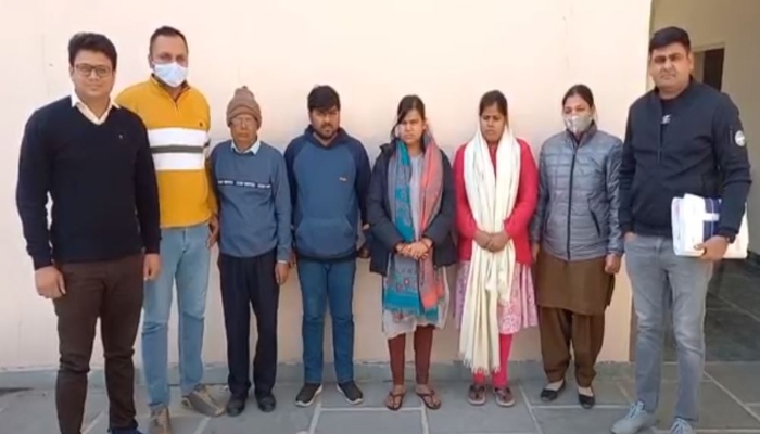 'ठग फैमिली': ठगी के आरोप में बुजुर्ग बेटे और दो बेटियों सहित गिरफ्तार, कई व्यापारियों को लगा चुके हैं चूना