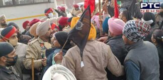 Contractual employees show black flags to Manpreet Badal in Patiala