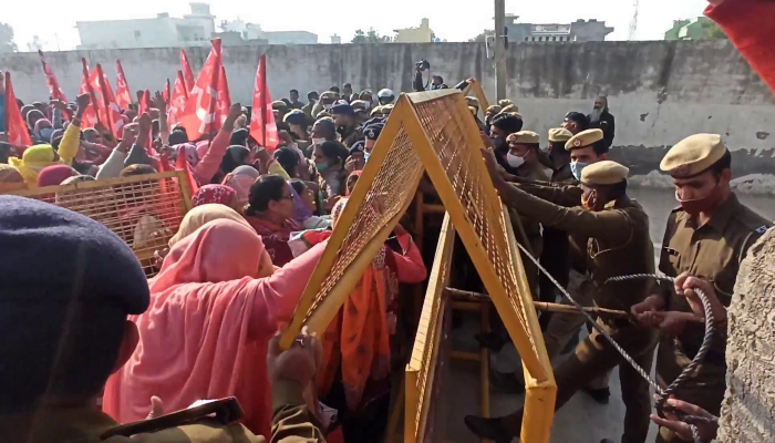 आंगनबाड़ी वर्कर्स-हेल्पर्स ने नैना चौटाला के आवास का किया घेराव, तोड़े बैरिकेड्स...पुलिस से भी झड़प