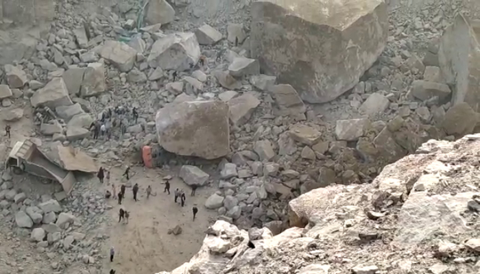 भिवानी में खनन के दौरान गिरा पहाड़, 20 से 25 लोग मलबे के नीचे दबे...3 शव निकाले गए