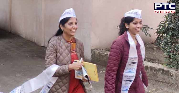 Elections 2022: Arvind Kejriwal's wife, daughter to visit Punjab for campaigning on Feb 11