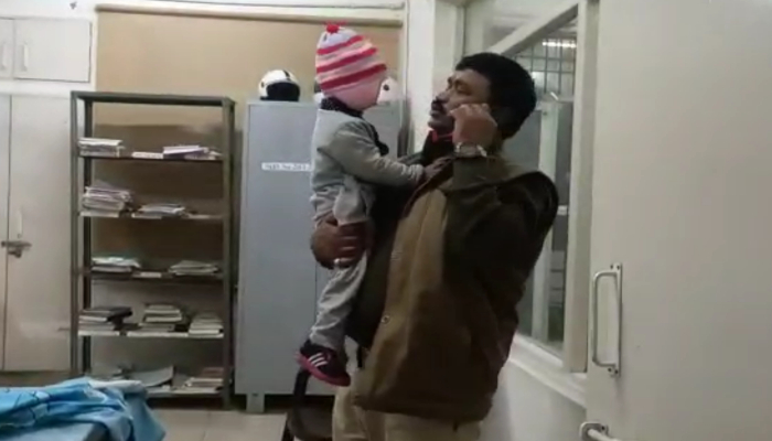 3 साल के बच्चे को  थाने में छोड़कर फरार हुए मां-बाप...पुलिस ने की देखभाल, हर डिमांड की पूरी