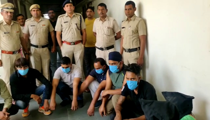 105 किलो गांजे के साथ 8 आरोपी गिरफ्तार, गैंग में मां-बेटी के साथ बर्खास्त पुलिस का जवान भी शामिल