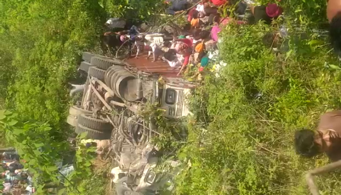 हिमाचल से पंजाब लौट रहे श्रद्धालुओं से भरा ट्रक पलटा, 2 की मौत...30 घायल