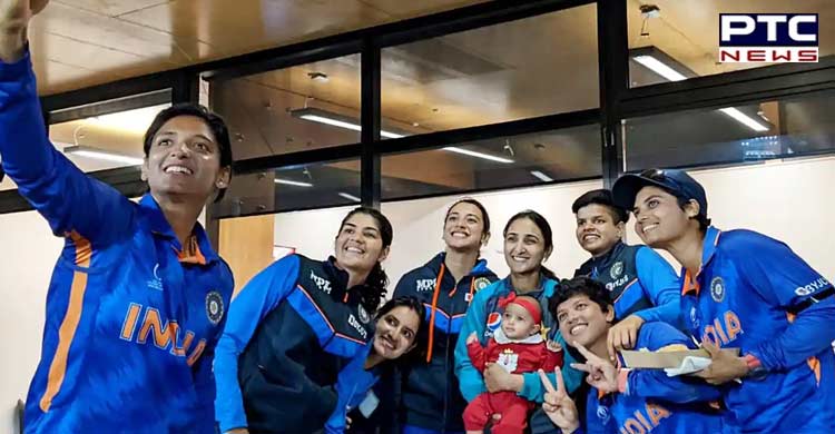 Baby ‘unites’ India- Pakistan women cricket team, see adorable pictures  