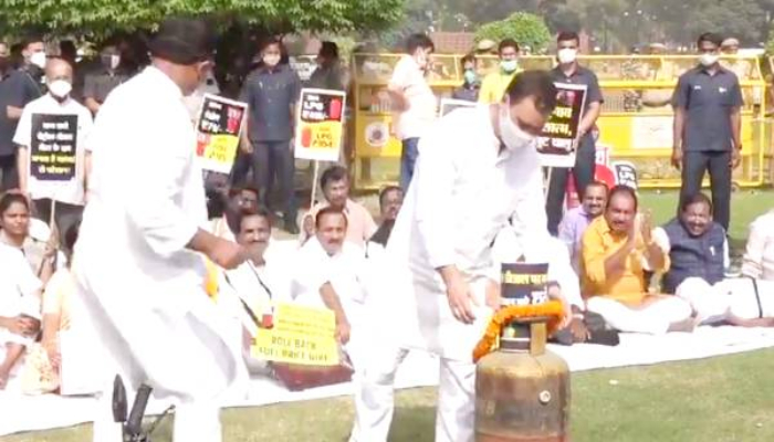 ईंधन के दामों में लगातार बढ़ोतरी के खिलाफ सड़क पर उतरी कांग्रेस, राहुल गांधी ने गैस सिलेंडर को पहनाई माला