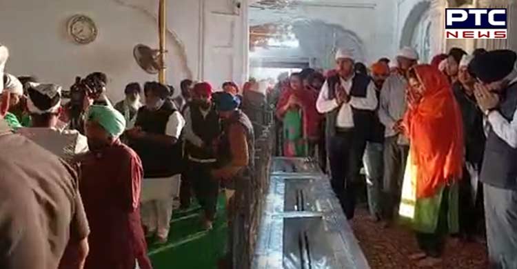 Amritsar: SAD heavyweights Sukhbir Badal, Harsimrat Kaur pay obeisance at Golden Temple