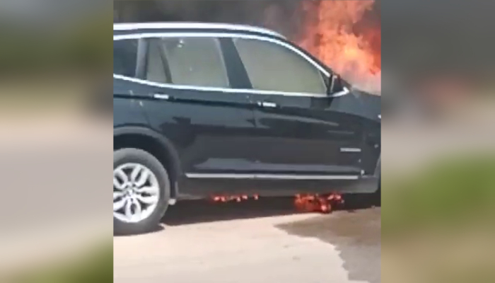 चलती BMW के इंजन में लगी आग, चंद मिनटों में जलकर राख हुई कार