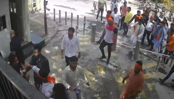 केजरीवाल के घर पर हमले के मामले में 8 लोग गिरफ्तार, आप ने बीजेपी पर लगाया हमले का आरोप