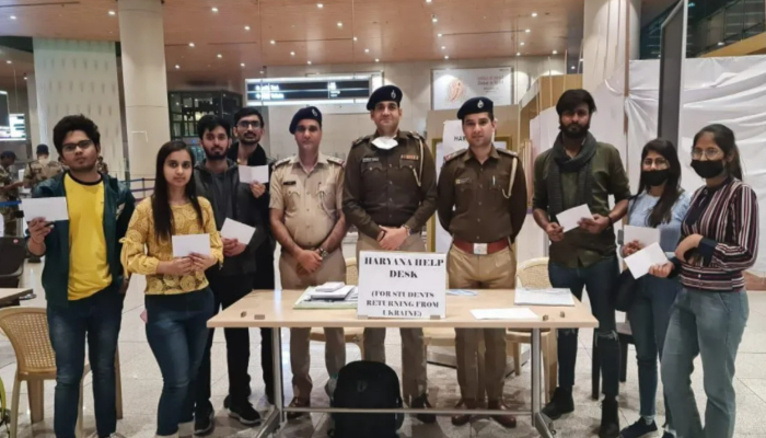 यूक्रेन से लौटे छात्रों को मुंबई से दिल्ली तक की एयर टिकट के साथ 1 हजार कैश दे रही हरियाणा सरकार, 683 की हुई घर वापसी