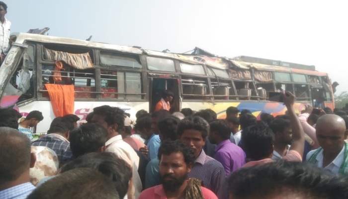 कर्नाटक के तुमकुर जिले में सड़क  पर पलटी बस, हादसे में आठ लोगों की मौत, 20 घायल