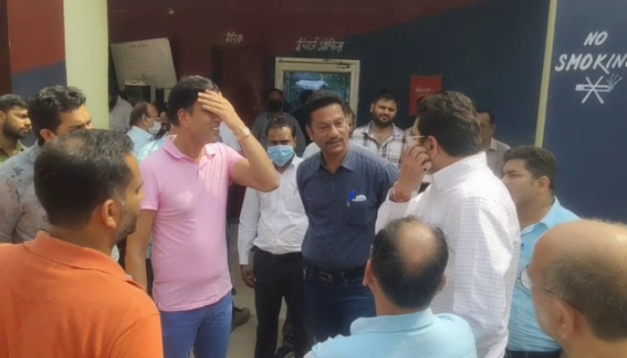 बहादुरगढ़ में सीपीसीबी अधिकारी को बंधक बनाने का आरोप, पुलिस ने मौके पर पहुंच कर छुड़वाया