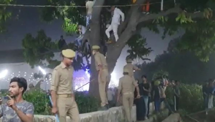 पंजाबी सिंगर काका के लाइव परफॉर्मेंस के दौरान भीड़ हुई बेकाबू, पुलिस ने किया लाठीचार्ज