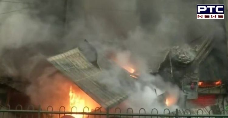 दिल्ली में 2 जगहों पर लगी भीषण आग, 6 दमकलकर्मियों समेत कुल 11 लोग झुलसे