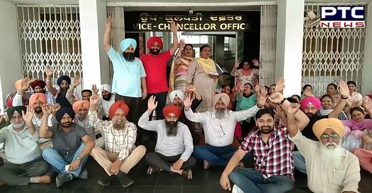 Punjabi University Patiala ਦੇ A-Class Officer Union ਵੱਲੋਂ ਦੋ ਮਹੀਨੇ ਦੀ ਤਨਖਾਹ ਅਦਾਇਗੀ ਨੂੰ ਲੈ ਕੇ ਵੀਸੀ ਦਫ਼ਤਰ ਦੇ ਬਾਹਰ ਰੋਸ ਪ੍ਰਦਰਸ਼ਨ