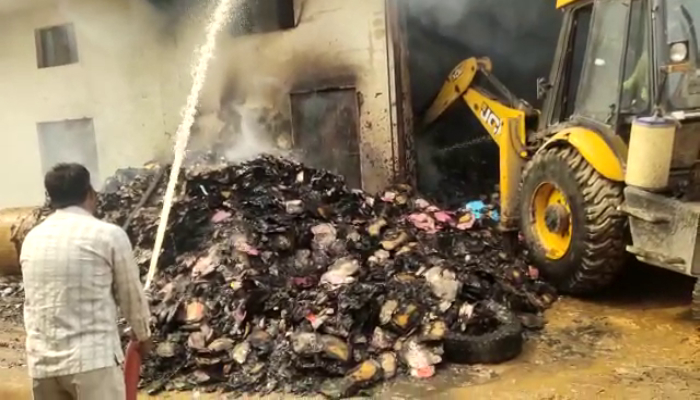 बहादुरगढ़ में गत्ता फैक्ट्री में भड़की आग, लाखों के नुकसान का अनुमान
