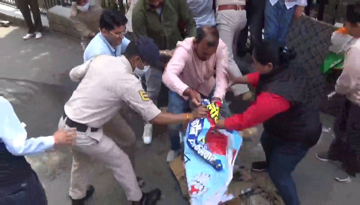 पुलिस भर्ती पेपर लीक मामला: युवा कांग्रेस कार्यकर्ताओं और पुलिस के बीच झड़प, युकां ने फूंका डीजीपी का पुतला