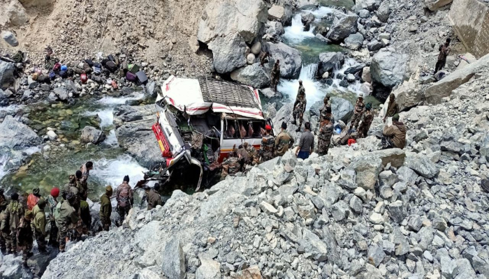 लद्दाख में 26 जवानों को लेकर जा रही बस खाई में गिरी, 7 की मौत की पुष्टि