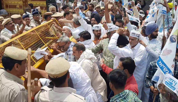 बिजली की समस्या को लेकर आम आदमी पार्टी का प्रदर्शन, रणजीत चौटाला के घर का घेराव करने की कोशिश