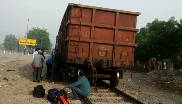 बहादुरगढ़: पटरी से उतरी मालगाड़ी, लावारिस वैल के ट्रैक पर आने से हुआ हादसा