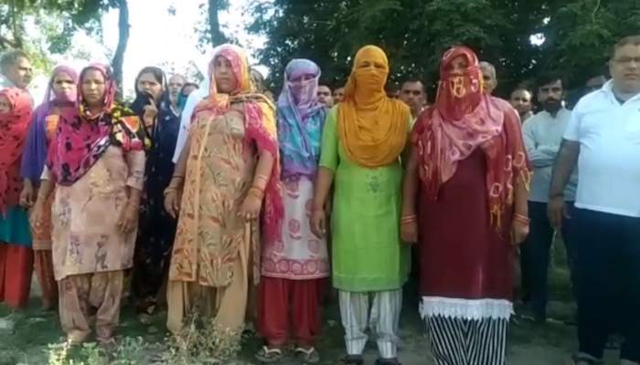 पानीपत: एकता विहार कॉलोनी में ठेके के बाहर महिलाओं का प्रदर्शन, ठेकेदारों पर दबंगाई का आरोप