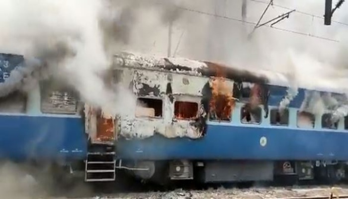 'अग्निपथ' पर अग्निवीर: बिहार में ट्रेन की बोगियों में लगाई आग, पटरियों-सड़कों पर जोरदार प्रदर्शन
