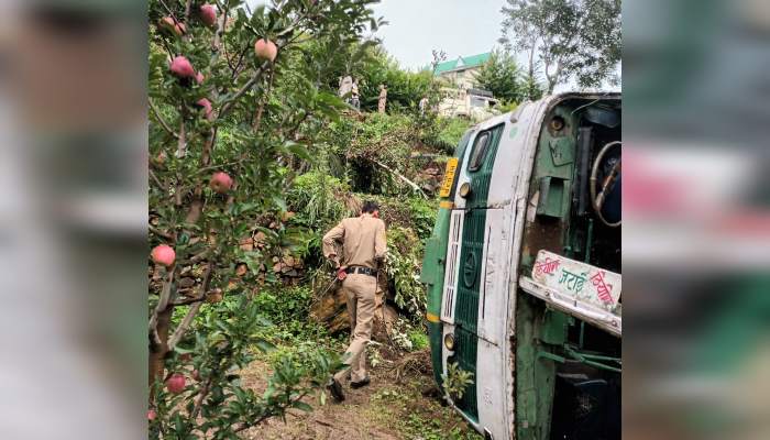 शिमला के कोटखाई में खाई में जा गिरी बस, 15 लोग हुए घायल