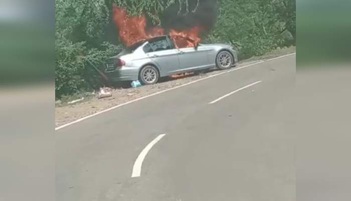 चलती BMW कार में लगी आग, चालक ने मुश्किल से बचाई अपनी जान