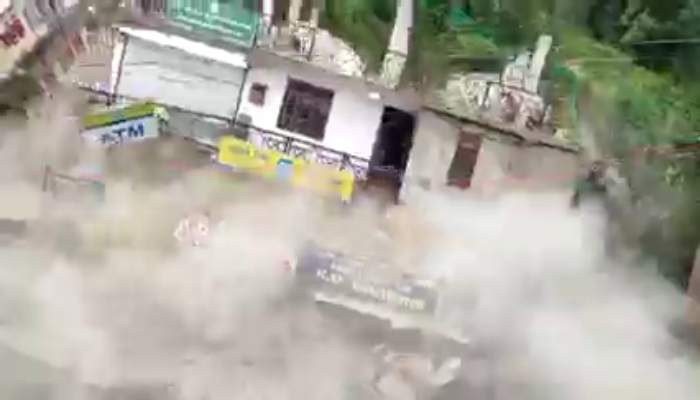 शिमला के चौपाल में ताश के पत्तों की तरह चंद सेकेंड में ढह गई 4 मंजिला इमारत, देखें वीडियो