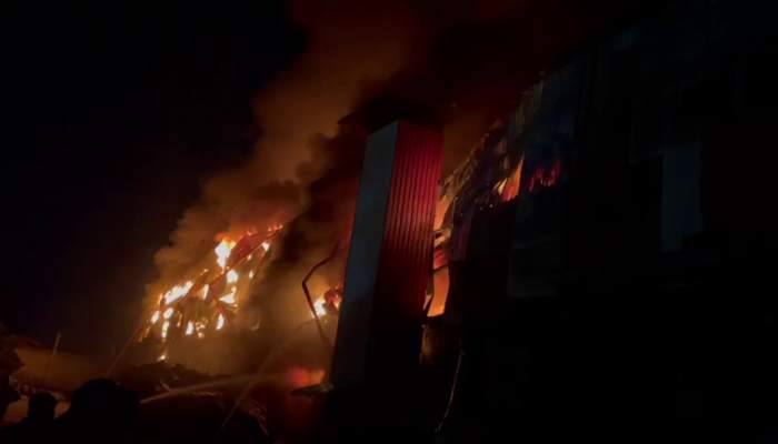 नोएडा में गद्दा बनाने की फैक्ट्री में लगी आग, लाखों का सामान जलकर राख