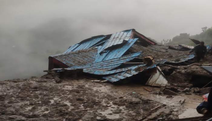 हिमाचल प्रदेश: मंडी में मकान पर गिरा पहाड़ी का मलबा, 2 बच्चों के शव बरामद...6 की तलाश जारी