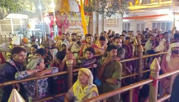 Shardiya Navratri 2022: नवरात्रि के पहले दिन मंदिरों में उमड़ी श्रद्धालुओं की भीड़, सुरक्षा के किए गए हैं पुख्ता प्रबंध